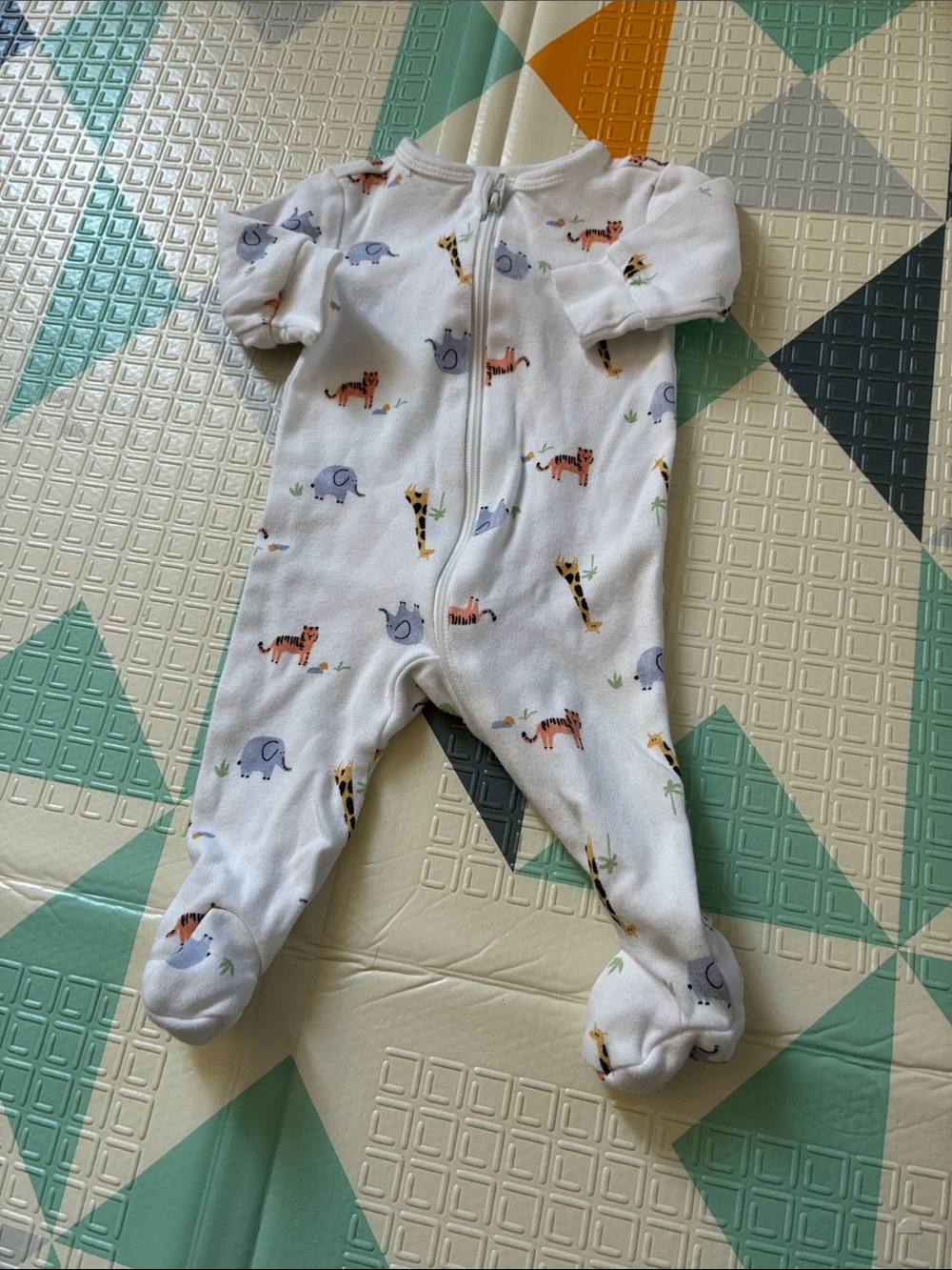 20/25$ 🧸 Baby White Animal Print One-Piece Zip Footed Sleeper